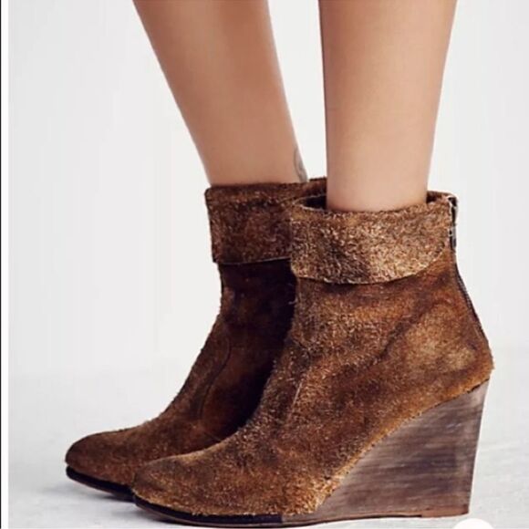 Free People Fuzzy Bombay Brown Suede Pointed Wedge Heel Ankle Booties DISTRESS - Picture 3 of 10